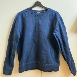 Tjocktröja - Mysig mörkblå tjocktröja :)