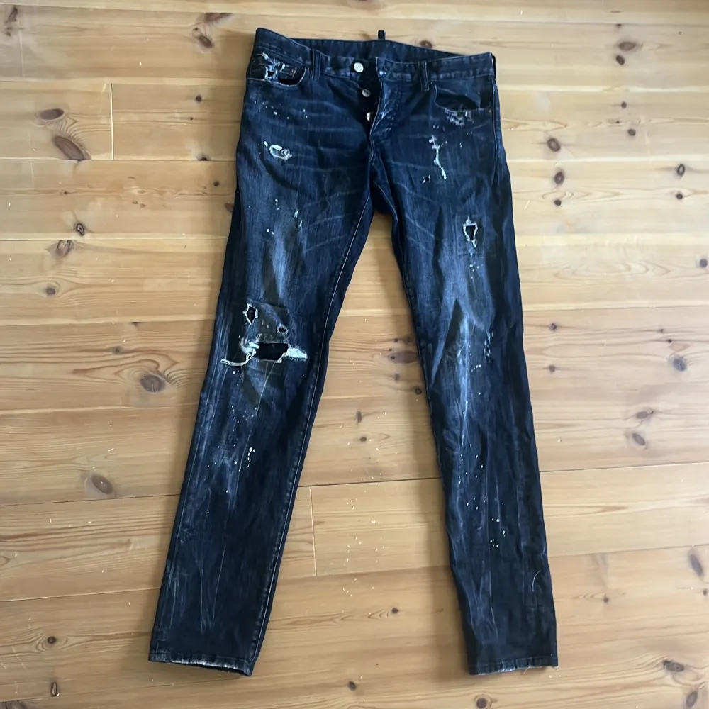 Snygga slim jean dsquared 2 jeans i storlek 46 i ny skick Kom gärna med bud. Jeans & Byxor.