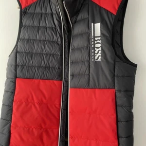 Hugo Boss Tunn dunväst Herr passar även dam! - Som ny använd 2 gånger dam M! Herr storlek M!   Finns i Halmstad (Kan levereras vid området) Först till kvarn  Kan fraktas emot fraktkostnaden
