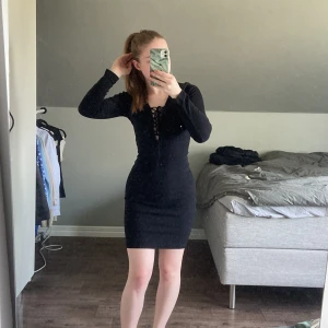 Klänning - Otroligt skön o fin klänning som är köpt begangnad men som jag aldrig använt då det inte riktigt är min stil❤️ den är i fint skick och ser inte använd ut❤️  