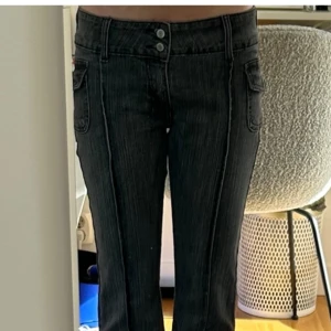 Brandy Melville lågmidjade jeans  - Grå jeans från brandy som har perfekt låg midja! Så snygga och så bekväma. Helt nya och aldrig använda! Köpte dem men fick aldrig användning   därför säljer jag. 