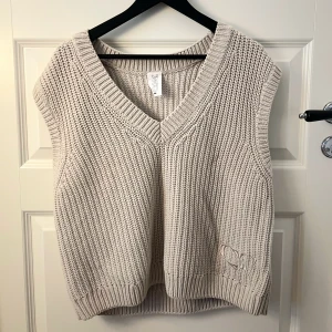 CW väst - Virkad väst från Carin Wester, köpt på Åhléns 2022, aldrig andvänd, som ny!   Den har en kräm vit/ offwhite färg 🎨  