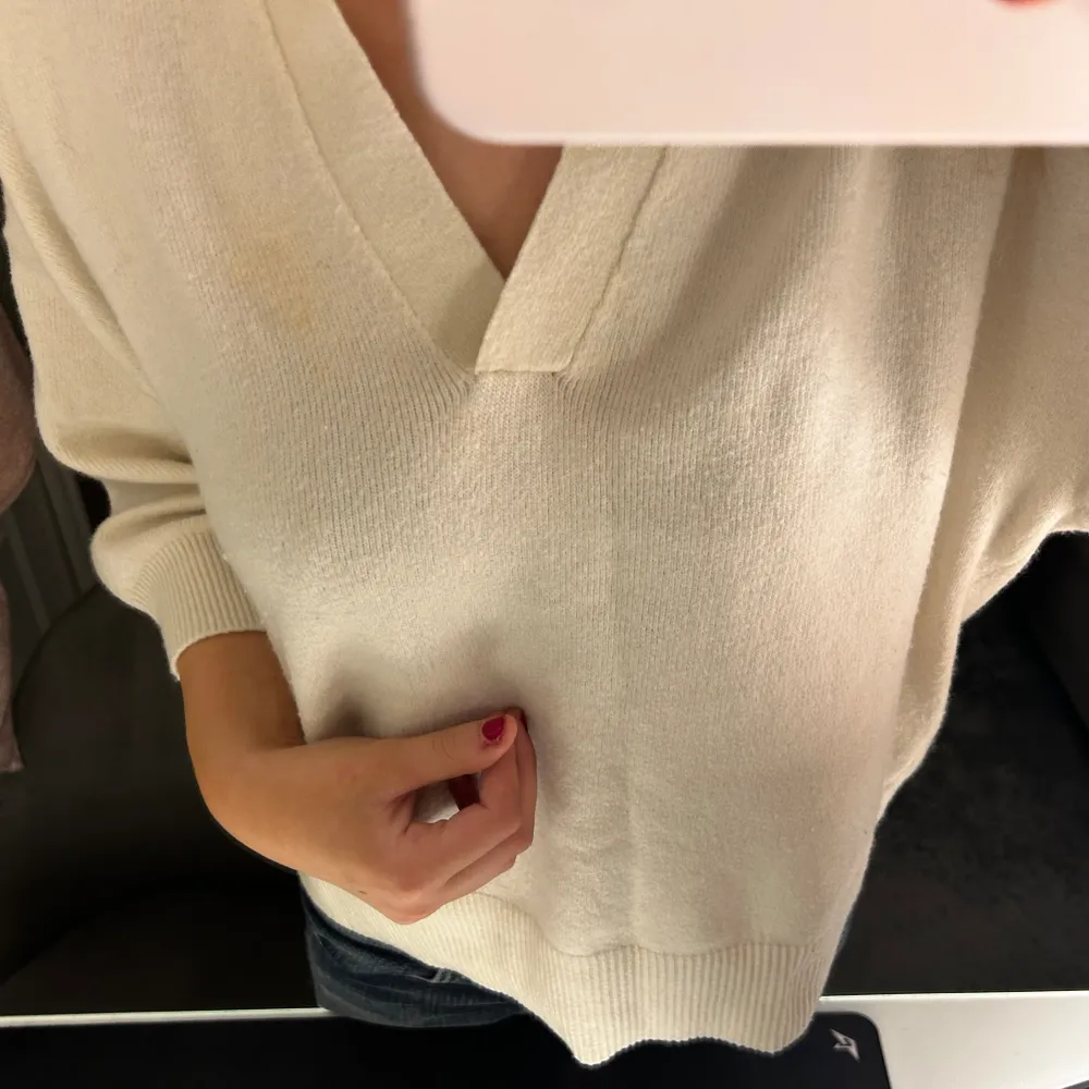 Otroligt söt stickad trekvartsärmad tröja från Hm. Har en liten fläck på sig, men inget som syns om man inte tittar otroligt noga. 💕 Den är ljusbeige i färgen! . Stickat.