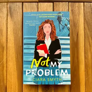 Not My Problem, skriven av Ciara Smyth är en Young Adult coming-of-age roman som rekommenderades till mig av Tiktok. Boken är i bra skick eftersom den är oläst.