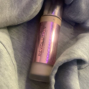 Revulotion foundation  - Revulotion foundation väldigt mycket kvar. Färgen F3.
