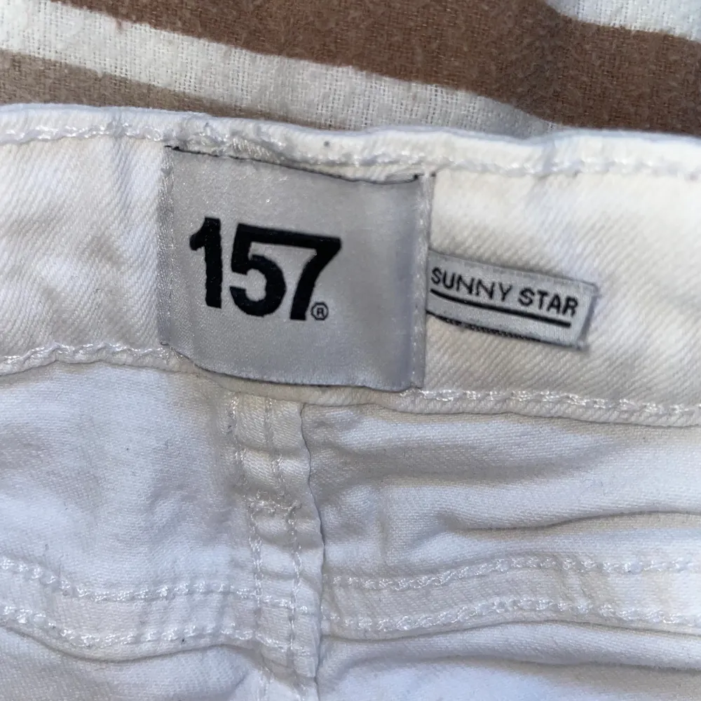 Midrise vita jeanshorts från lager 157, strl XS. Shorts.