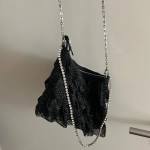 Glitterväska från Zara - Glitterväska från Zara. Har en likadan i Silver så väljer att sälja den, den är knappt använd. Liten men mjuk så mycket får plats.