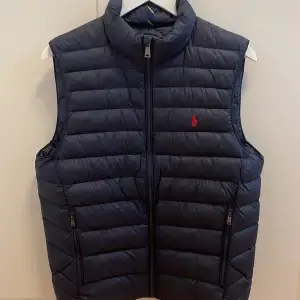 Snygg Ralph Lauren väst som är helt oanvänd pga storlek. Västen är helt ny men har inte kvar prislappen på. Kvitto finns!! Köpte den i butik för 3395 kr men säljer ändå för billigare då lappen inte i kvar på.