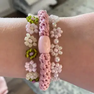 Pärlade armband 2 st  Säljer Ej de rosa hårbandet 