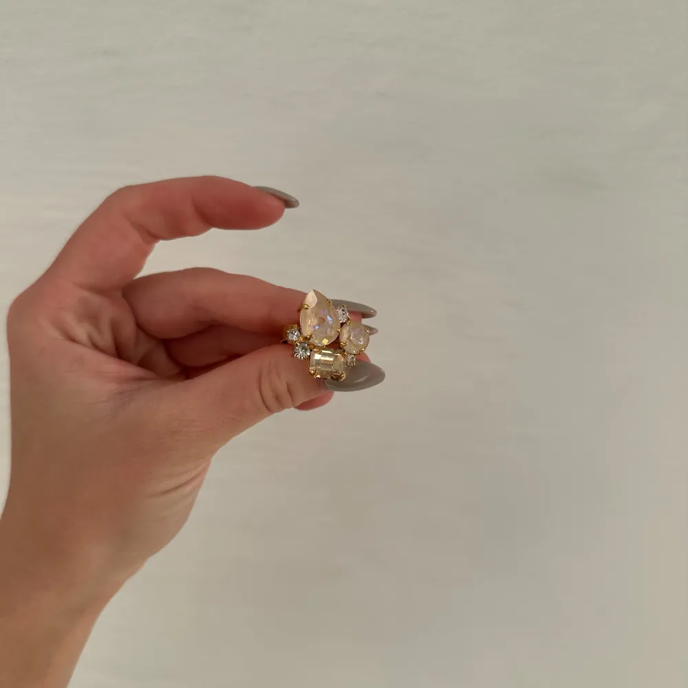 Säljer denna fina ringen från Caroline Svedbom i modellen Angelina ring. Färg combinationen finns inte kvar men en av stenarna är silk. Accessoarer.