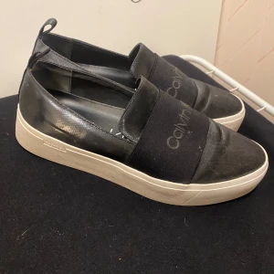 Calvin Klein Leather Slip-On Shoes - Mycket fint, inte mycket använda, Ny pris 1699 Kr✨ mitt pris 400 Kr💕 rengörs innan dom skickas💗