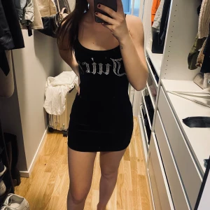  Juicy couture klänning  - Säljer min Juicy couture klänning. Endast testat på, prislapp sitter kvar. 