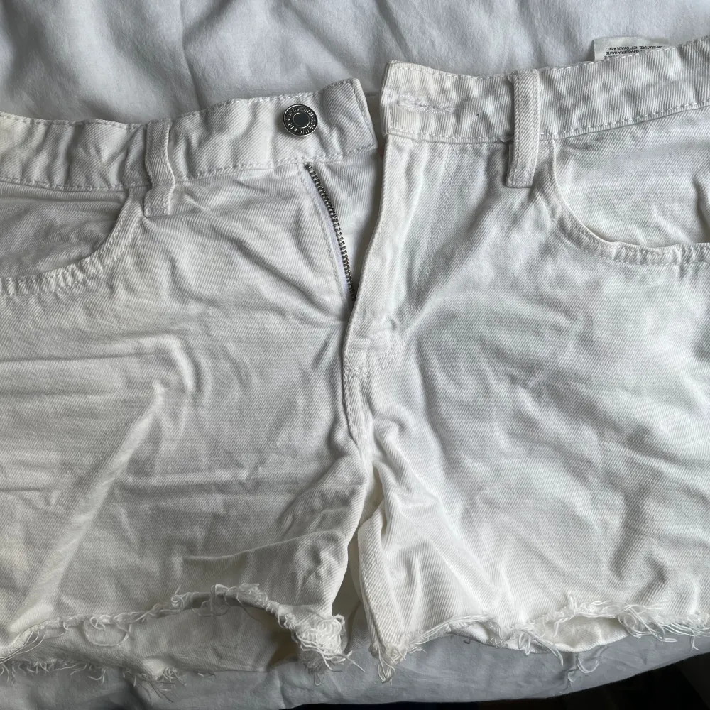 Säljer ett par vita jeansshorts från H&M. Shorts.