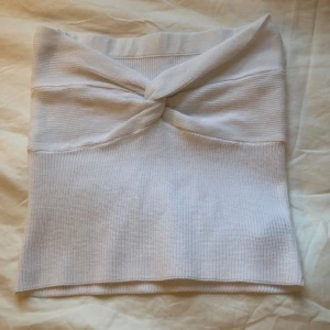 Tub topp - Säljer denna söta tub toppen då den inte passar mig tyvärr. Köpte här på plick men aldrig använd av mig! Skriv om du vill ha fler bilder💕