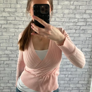 Rosa omlott tröja - Såså fin omlott tröja! Finns inga lappar på men uppskattar den till en XS!💕kan gå ner i pris vid snabb affär ❤️