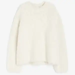 Oversized tröja i färgen Crèmevit  Köpt ifrån H&M, nytt skick bara provad.  Nypris 449 kr