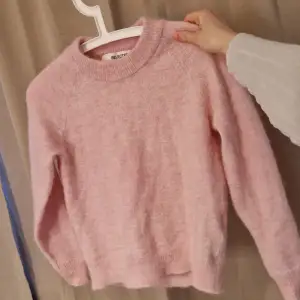 Säljer min fina rosa tröja för att jag har en annan jag använder mer, inga hål i tröjan och i fint skick och köptes ny för 600kr☺️Storlek XS. Första bilden är min egna♡ tryck på 
