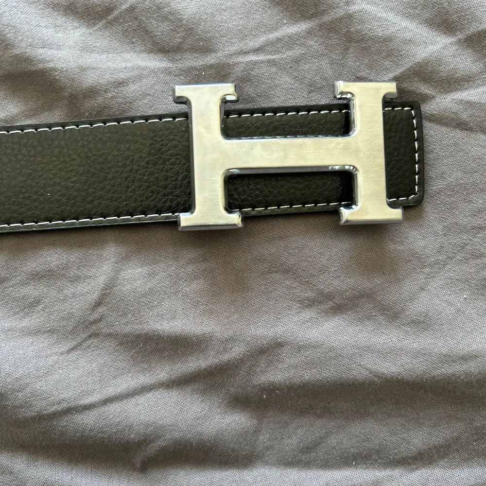Hej! Säljer nu mitt Hermes bälte då jag inte använder det. Bältet är aldrig använt bara testar box medföljer. OBS! Ej äk*ta. Accessoarer.