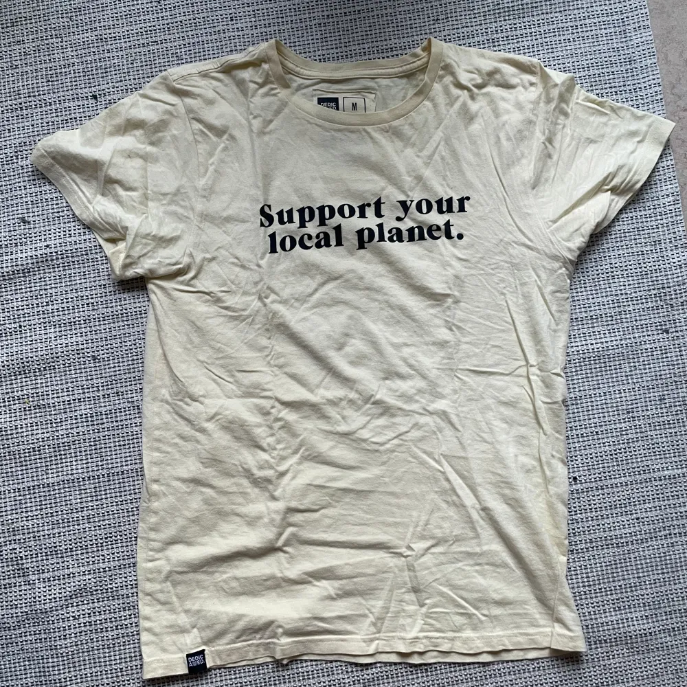 Bomull t-shirt från Dedicated, nästan oanvänd ✨. T-shirts.