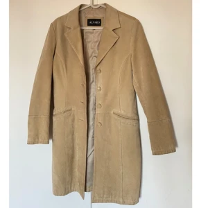 Beige mocka kappa - Sååå fin  Storlek 36 men skulle säga mer 34. Jag är S