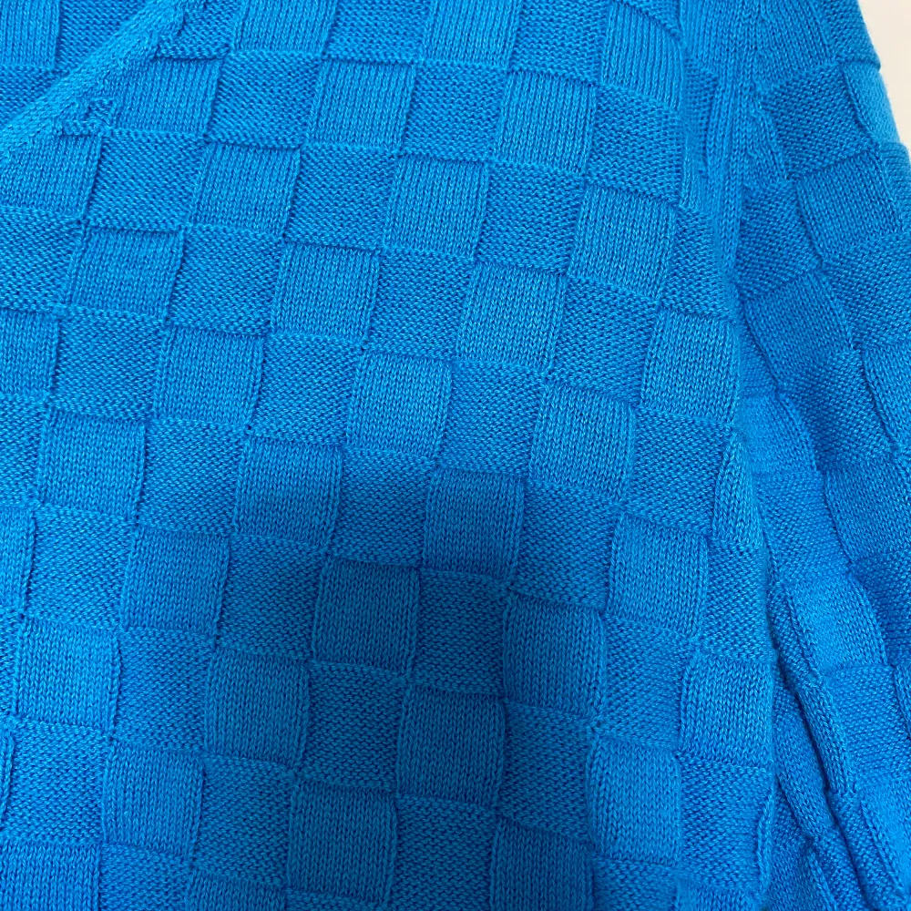 Blå tröja i storlek S från NAKD. Knappar framtill & något croppad modell. Tröjor & Koftor.