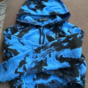 Cashmere hoodie - Cashmere hoodie som ja köpte i LA från INC. Skick:8,5/10. Säljer billigt, då jag rensar garderoben. Väldigt sparsamt använd. 
