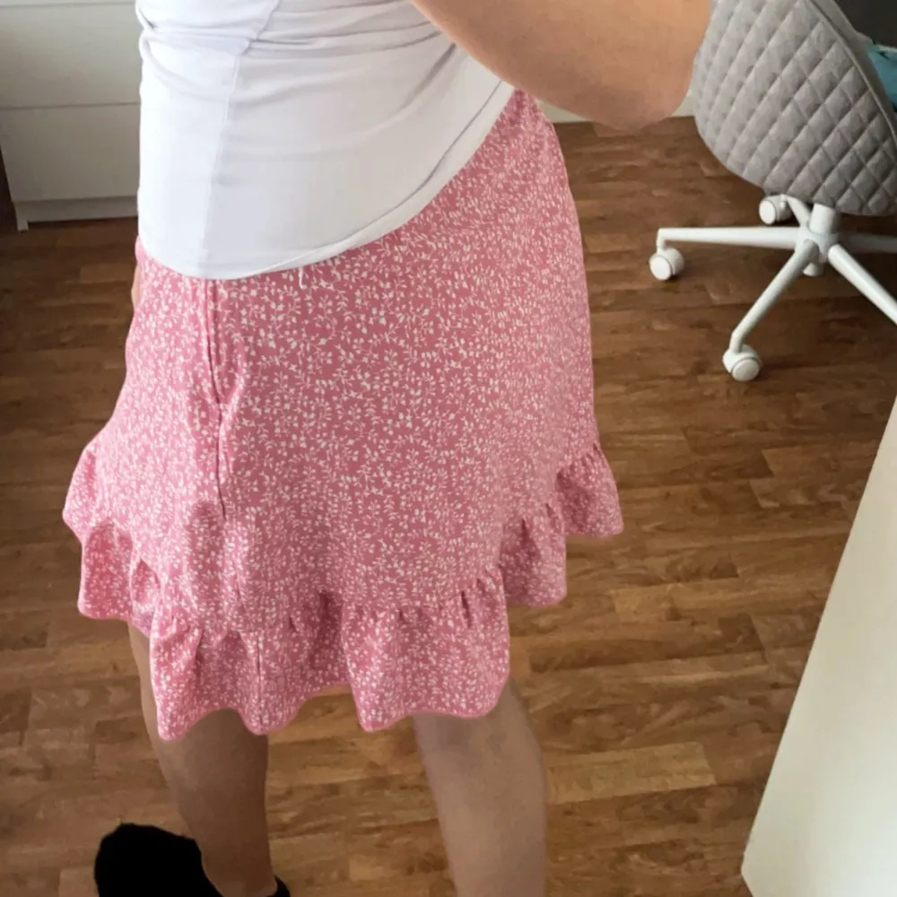 Rosa kjol som är perfekt till sommaren💗 använd ett fåtal gånger men är i jättebra skick, inga defekter. Hör gärna av er vid frågor eller funderingar🙌🏽. Kjolar.