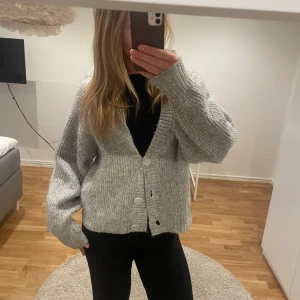 Stickad cardigan  - En jättesnygg grå stickad kofta från Gina. Sällan använd, bra skick. Hör av er vid funderingar❤️