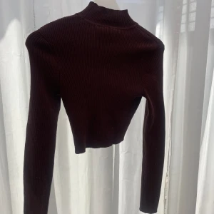 Brun ribbad crop top - Fin, brun, ribbad crop top från H&M.🤎 Är i ganska stretchigt material, så är XS/S.