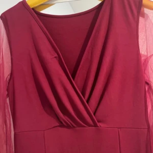 Fest/balklänning  - Super fin klänning.  Använd endast vid ett tillfälle på 4h.  Den främjar kurvorna väldigt fint trots att det ej syns på bilden!!