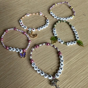 Taylor Swift armband  - 5st friendshipbracelets till the eras tour som du antingen kan behålla eller byta med andra på konserterna. 