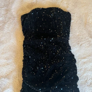 Paljett klänning  - En fin paljett klänning i bra kvalitet. Den är ganska kort och har inga axelband eller armar. Den är aldrig använd och i gott skick 