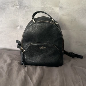 Kate spade mini-ryggsäck - Liten ryggsäck från Kate Spade New York. Köpt i Florida 2019 men har knappat använts sen dess. 
