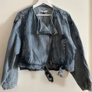 Jeansjacka från Zara, men köpt via Sellpy. Storlek L men jag som S använder den. Egentligen är den croppad men sitter lite oversized på mig. Aldrig använd av mig.