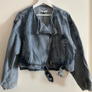 Jeansjacka från zara - Jeansjacka från Zara, men köpt via Sellpy. Storlek L men jag som S använder den. Egentligen är den croppad men sitter lite oversized på mig. Aldrig använd av mig.