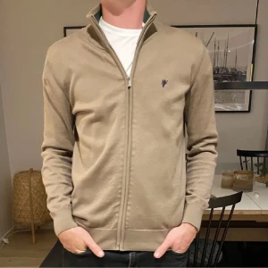 Denim Culture Zip - Oanvänd tröja som är sjukt snygg. Nypris: 1249 kr på deras hemsida. Kan sänka priset vid snabb affär. 