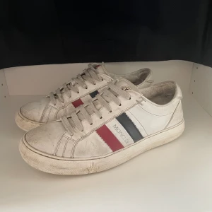 Moncler skor - Säljer nu dessa slitna moncler skor, de är köpta av en annan plickare för ca ett år sedan. De är mycket slitna som man kan se på bilderna därför det låga priset (priset kan diskuteras)