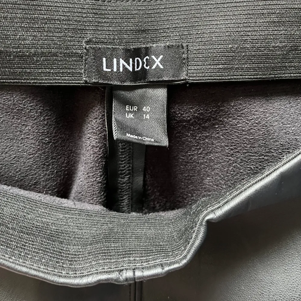 Säljer ett par faux läderbyxor från Lindex i storlek 40, sitter mer som 36-38.. Jeans & Byxor.
