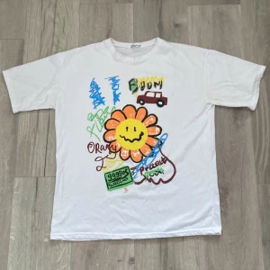 Tshirt med tryck - Bra skick  * har en liten fläck, se bild 