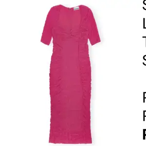 Rosa klänning i spets/mesh.   Aldrig använd, nyskick.  Inköpt, juli 2023