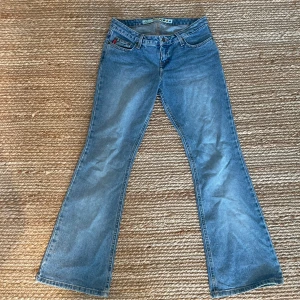 Lågmidjade boutcut jeans - Fina boutcut jeans i bra skick, säljer då de är för stora. Vet inte riktigt storleken på dem då jag köpte dem secoundhand men skulle säga runt M och är lite för långa för mig som är 165 cm lång.  Köpte dem för 400 säljer för 150. 