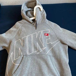 Nike hoodie - Hallååå därrr! Idag säljer jag min supervackra och sköna tröjoa, Denna tröjan är det bästa jag har haft men tyvärr e den liten för mig nu så jag väljer att låta nån annan få samma känsla som mig när jag hade den,dock får man många tjejers ögon på sig