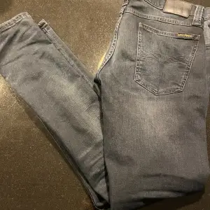 Ett par feta nudie jeans i väldigt bra skick för bra pris.  Nypris är runt 1400kr vårt pris 399kr 