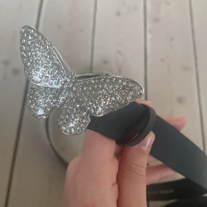 Monki  - Väldigt fint monki skärpan har en fjäril nu i mitten på skärpet.