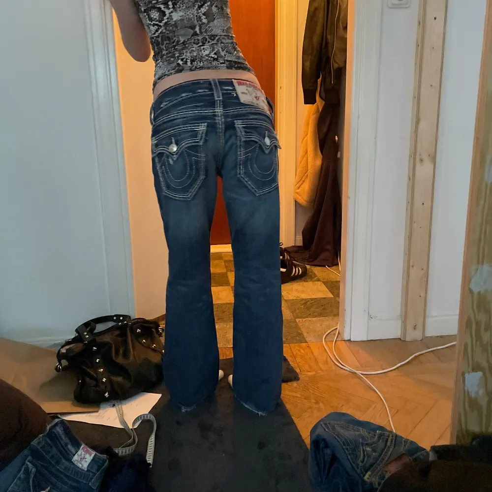 unisex triple stitch bootcut mb3 trues, passar både tjejer o killar -mått: midja 42cm, ytterbenslängd 104cm, benöppning 24cm. Jeans & Byxor.