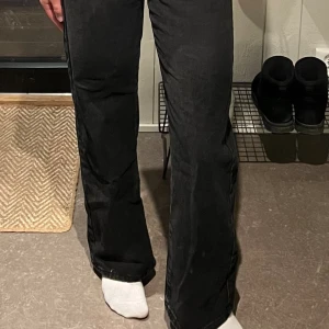 Jeans - Svarta jeans i storlek 36. Modellen är straight och skulle säga att de är high-waist ändå. Använda en del men inte på väldigt länge vilket är varför jag säljer dem.