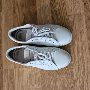 Prada sneakers storlek 36, använda, kvitto finns.