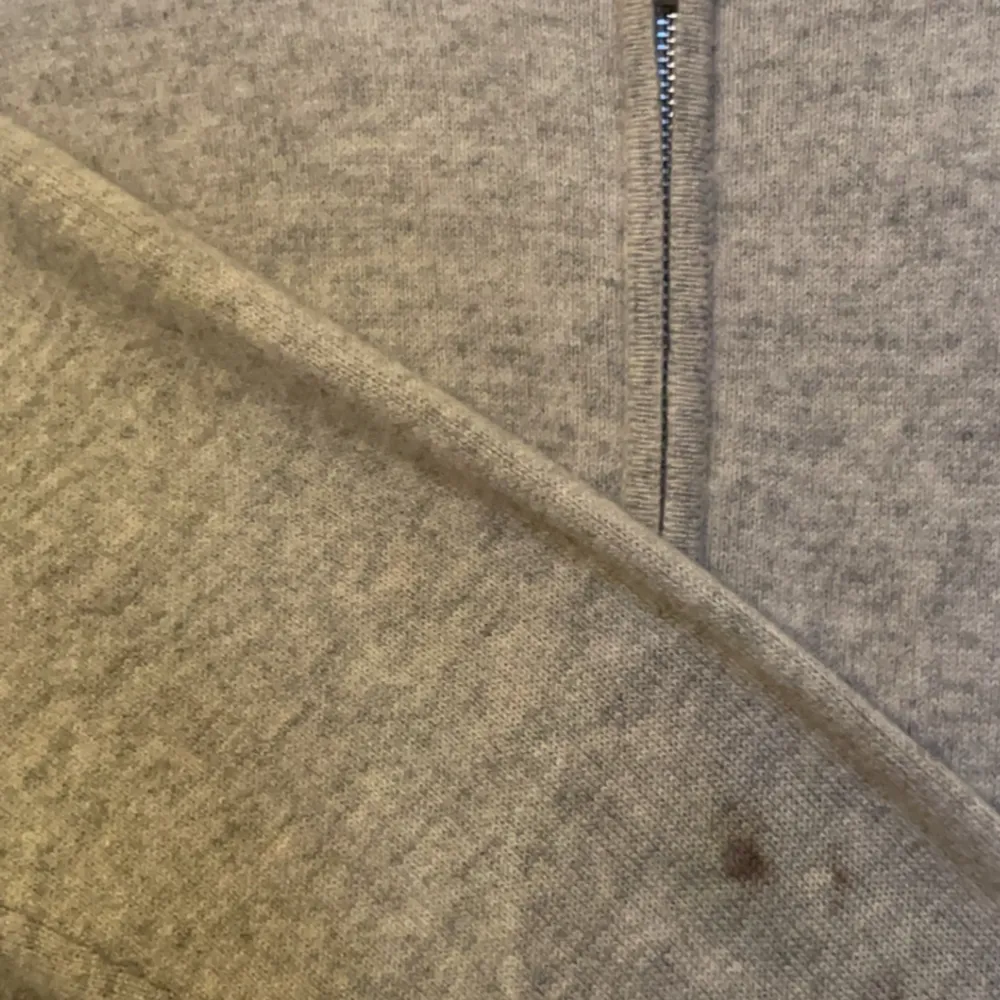 Säljer min fina soft goat zip hoodie i jätte fint sick! Dock har den en lite fläck på armen kom privat för bild på det! ❤️. Tröjor & Koftor.
