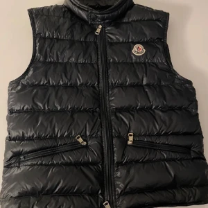 Moncler Väst - storlek S  Som ny Använd 10 gånger Inga hål Kvitto är ej hittat tyvärr