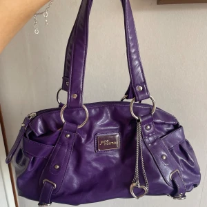 Väska - Cool lika väska från Jane Norman. Lite av väskan färg har lossnat på några ställen. 